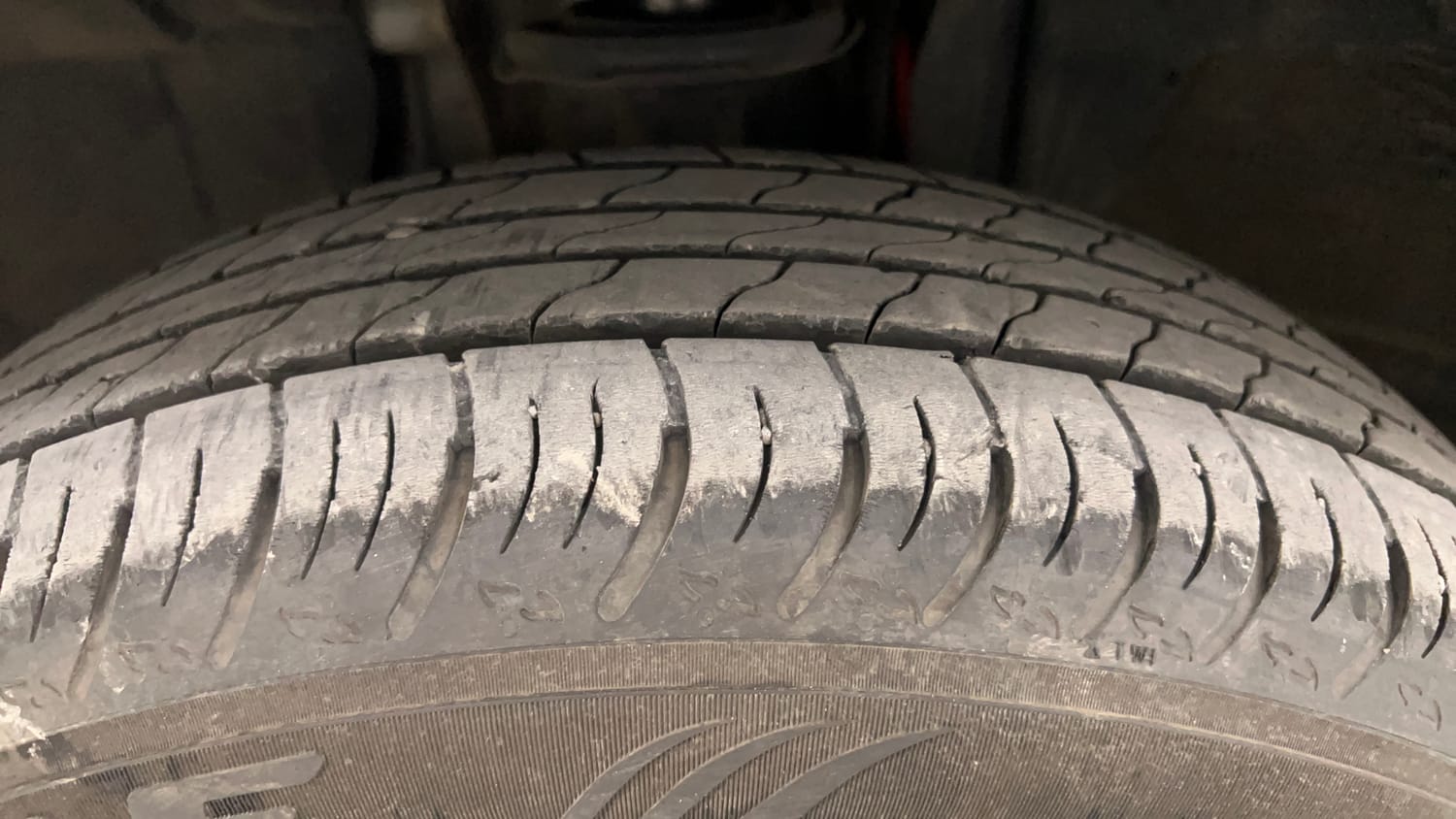 Used 2024 Nissan Magnite XL AMT Petrol Automatic tyres LEFT FRONT TYRE TREAD VIEW