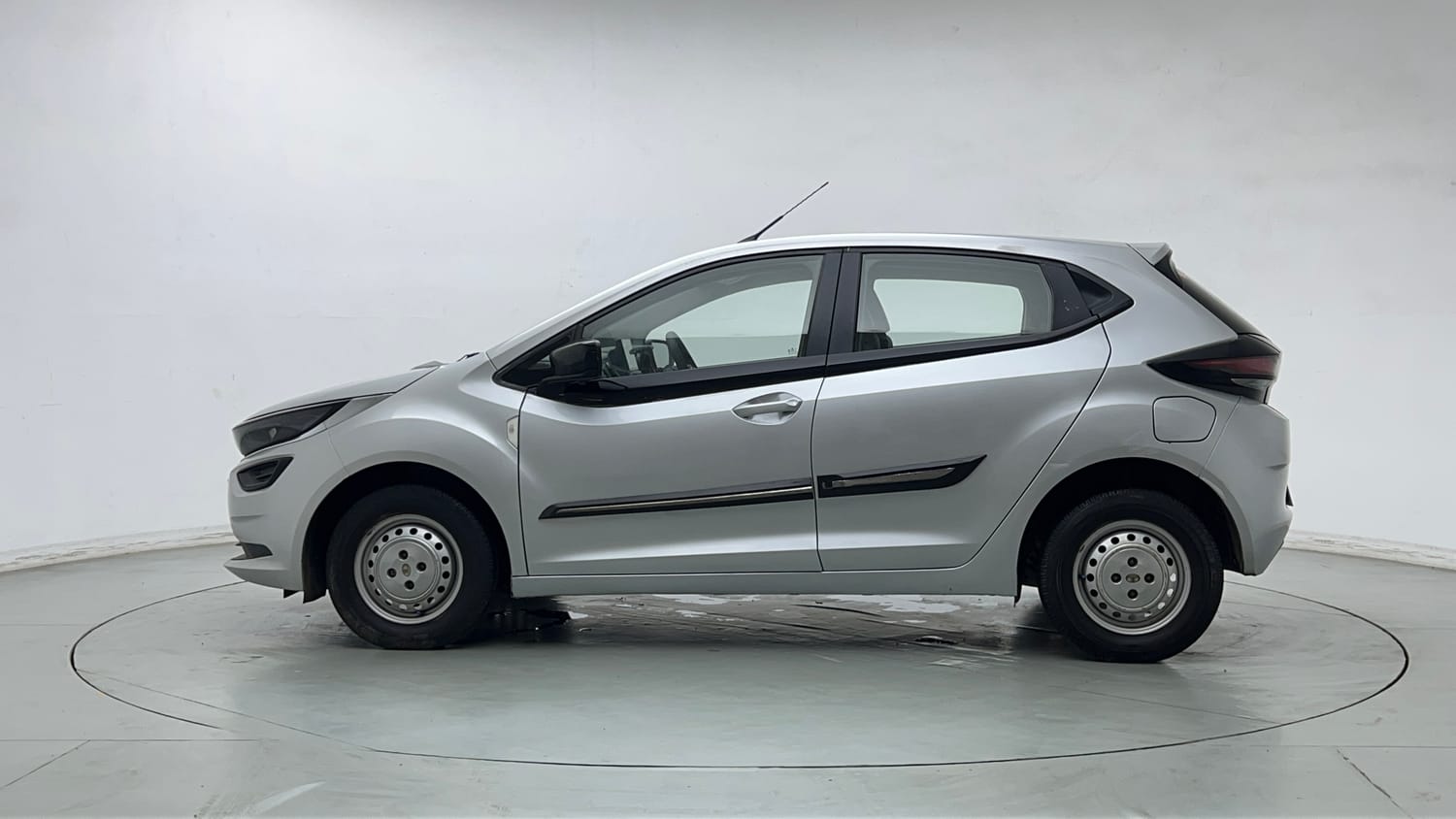 Used 2020 Tata Altroz XM Petrol Petrol Manual exterior LEFT SIDE VIEW