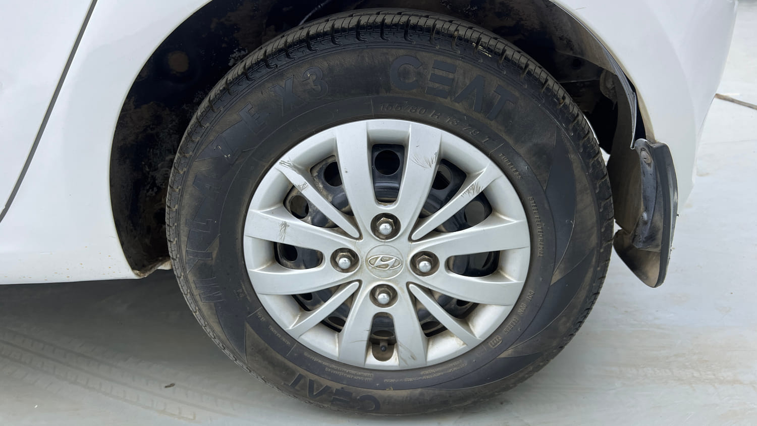 Used 2017 Hyundai i10 Sportz 1.1 iRDE2 Petrol Manual tyres LEFT REAR TYRE RIM VIEW