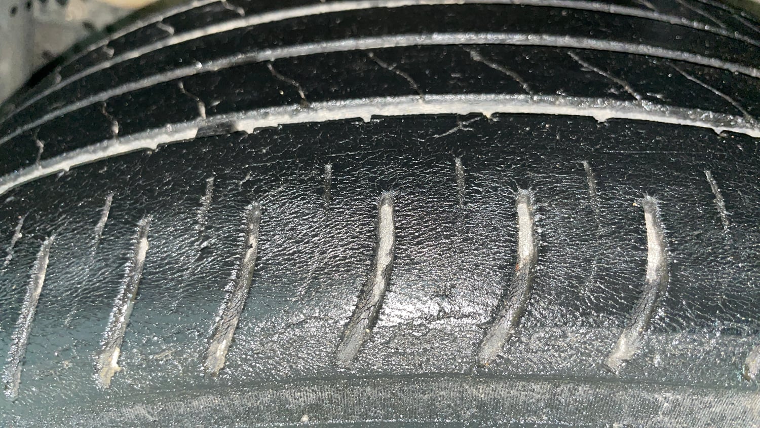 Used 2022 Mahindra XUV 300 W8 1.2 Petrol Petrol Manual tyres LEFT FRONT TYRE TREAD VIEW