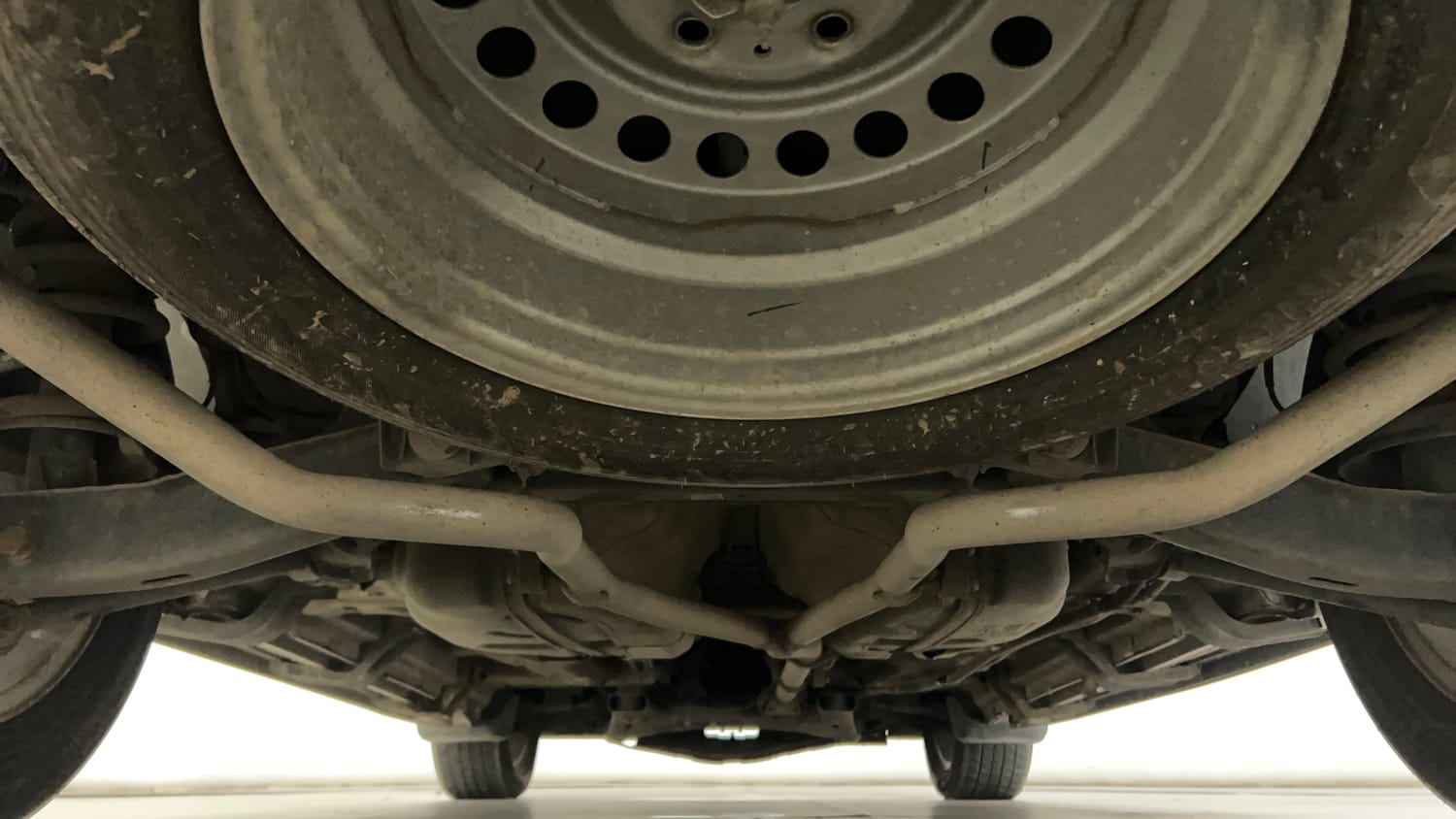 Used 2019 Mahindra XUV500 W11 (O) AT Diesel Automatic extra REAR UNDERBODY VIEW (TAKEN FROM REAR)