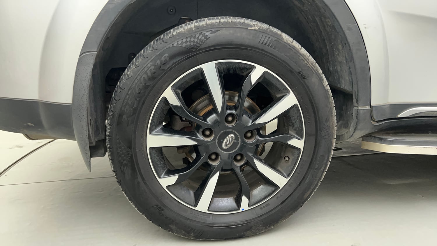 Used 2019 Mahindra XUV500 W11 (O) AT Diesel Automatic tyres RIGHT REAR TYRE RIM VIEW