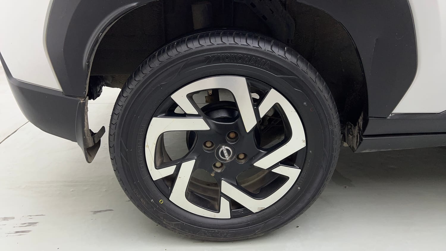 Used 2022 Nissan Magnite XV Executive Petrol Manual tyres RIGHT REAR TYRE RIM VIEW