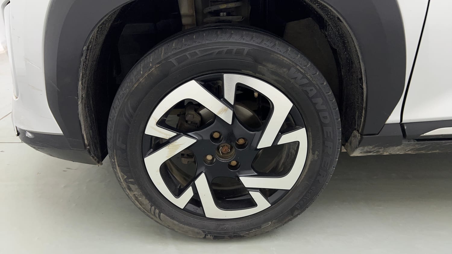 Used 2022 Nissan Magnite XV Executive Petrol Manual tyres LEFT FRONT TYRE RIM VIEW