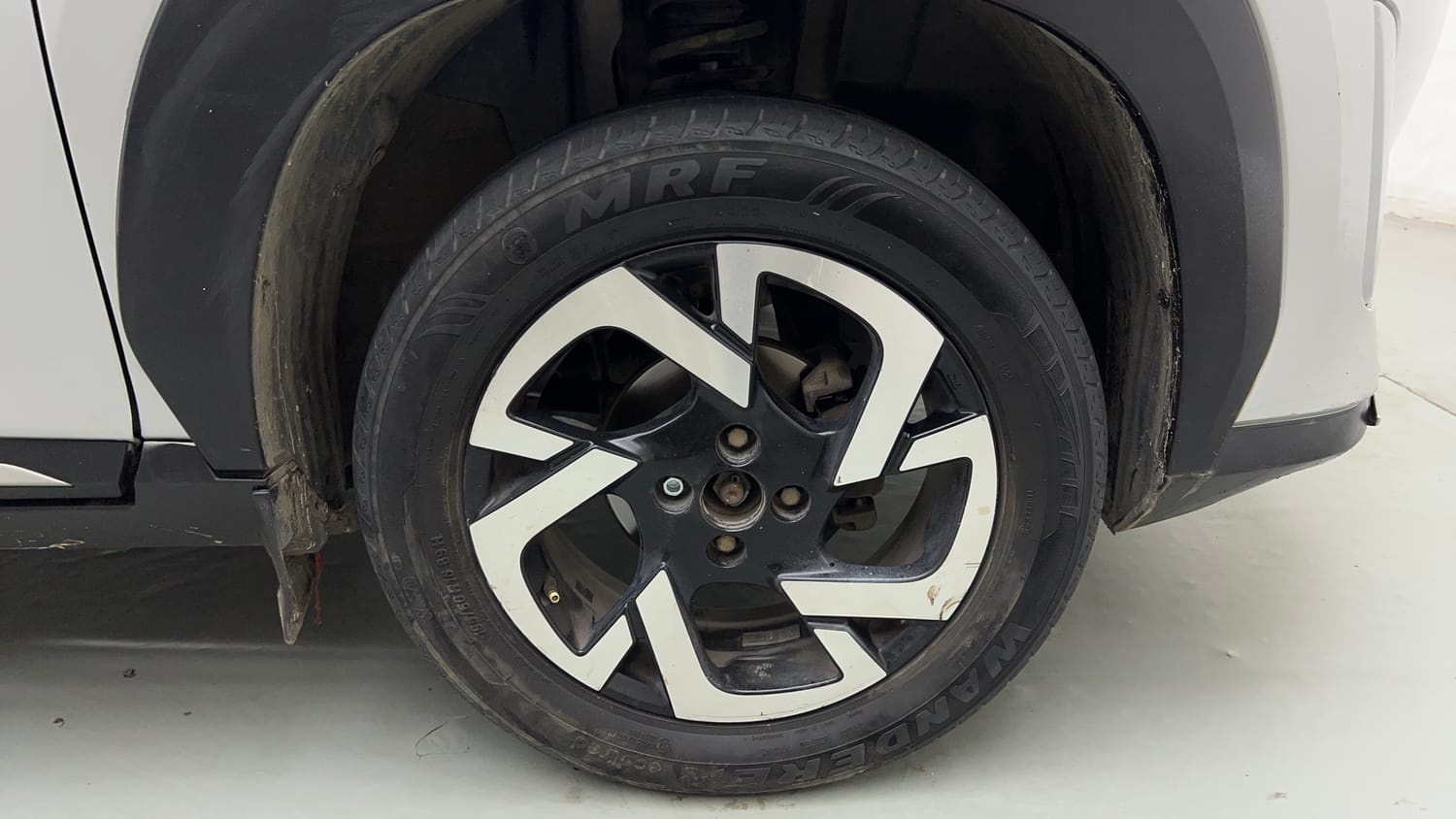 Used 2022 Nissan Magnite XV Executive Petrol Manual tyres RIGHT FRONT TYRE RIM VIEW