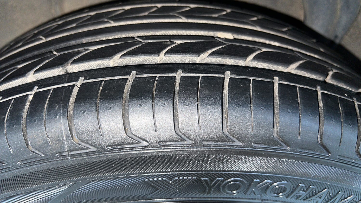Used 2022 Nissan Magnite XV Executive Petrol Manual tyres RIGHT REAR TYRE TREAD VIEW