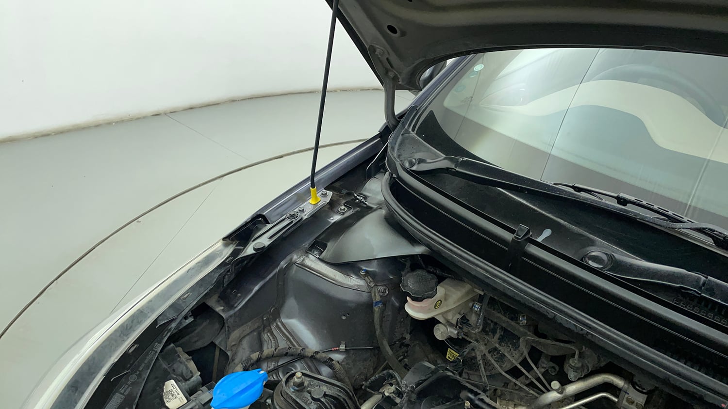 Used 2020 Hyundai Elite i20 Sportz Plus 1.2 Petrol Manual engine ENGINE RIGHT SIDE HINGE & APRON VIEW
