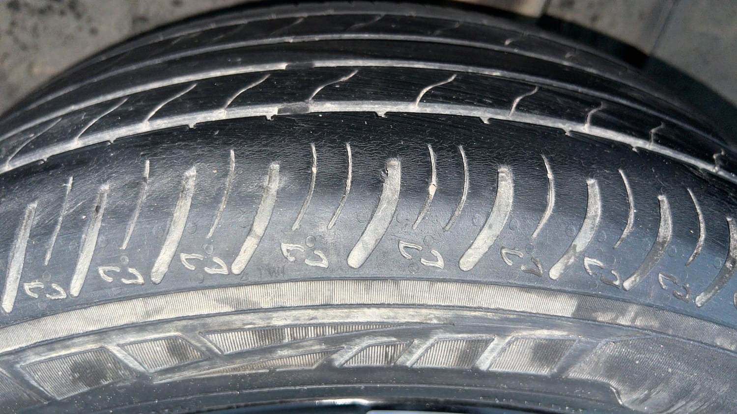 Used 2022 Nissan Magnite XV Executive Petrol Manual tyres LEFT REAR TYRE TREAD VIEW