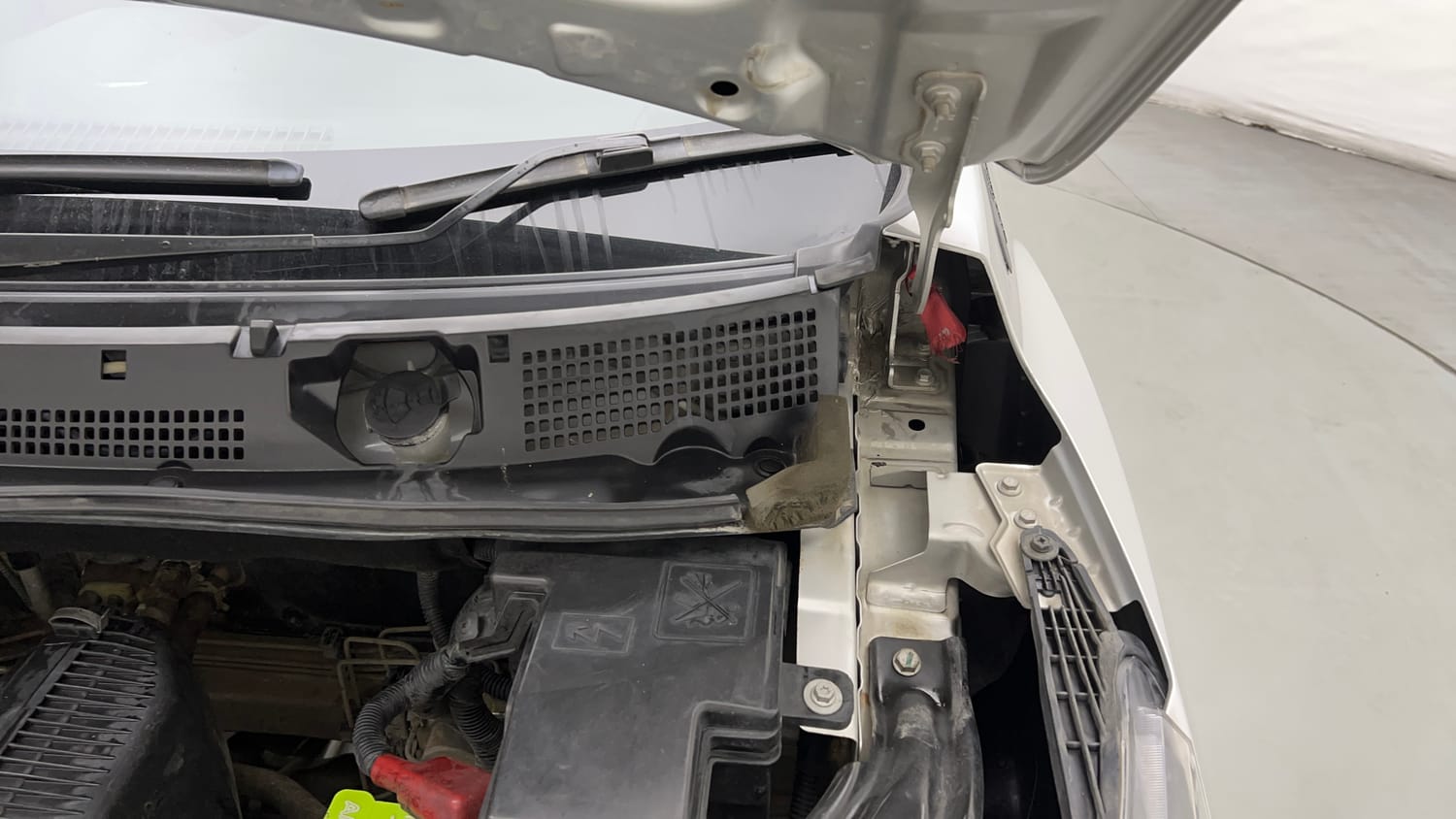 Used 2022 Nissan Magnite XV Executive Petrol Manual engine ENGINE LEFT SIDE HINGE & APRON VIEW