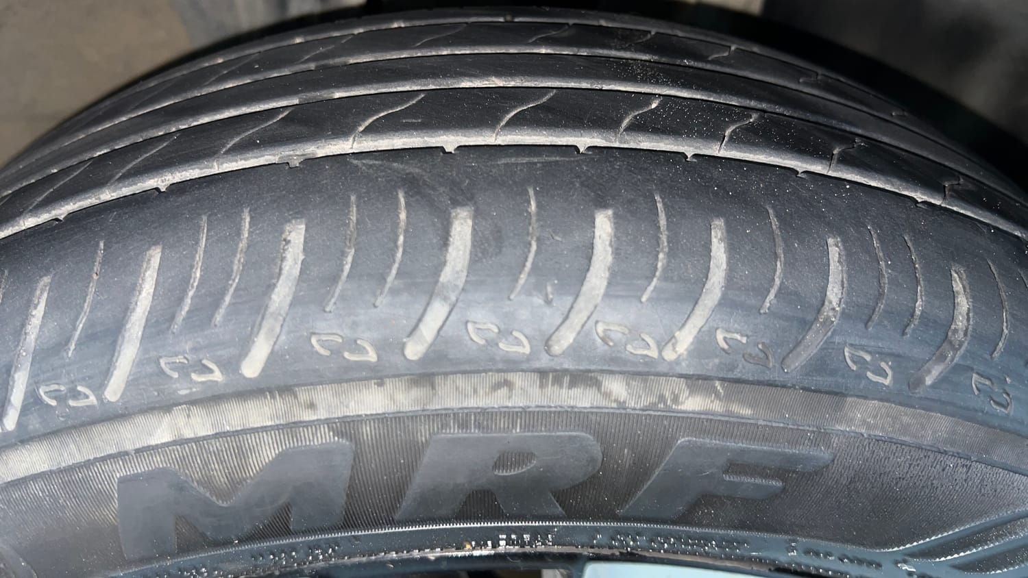Used 2022 Nissan Magnite XV Executive Petrol Manual tyres RIGHT FRONT TYRE TREAD VIEW