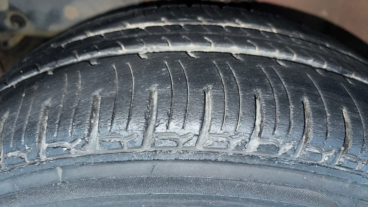 Used 2017 Mahindra KUV100 K4 Plus 6 STR Petrol Manual tyres LEFT FRONT TYRE TREAD VIEW