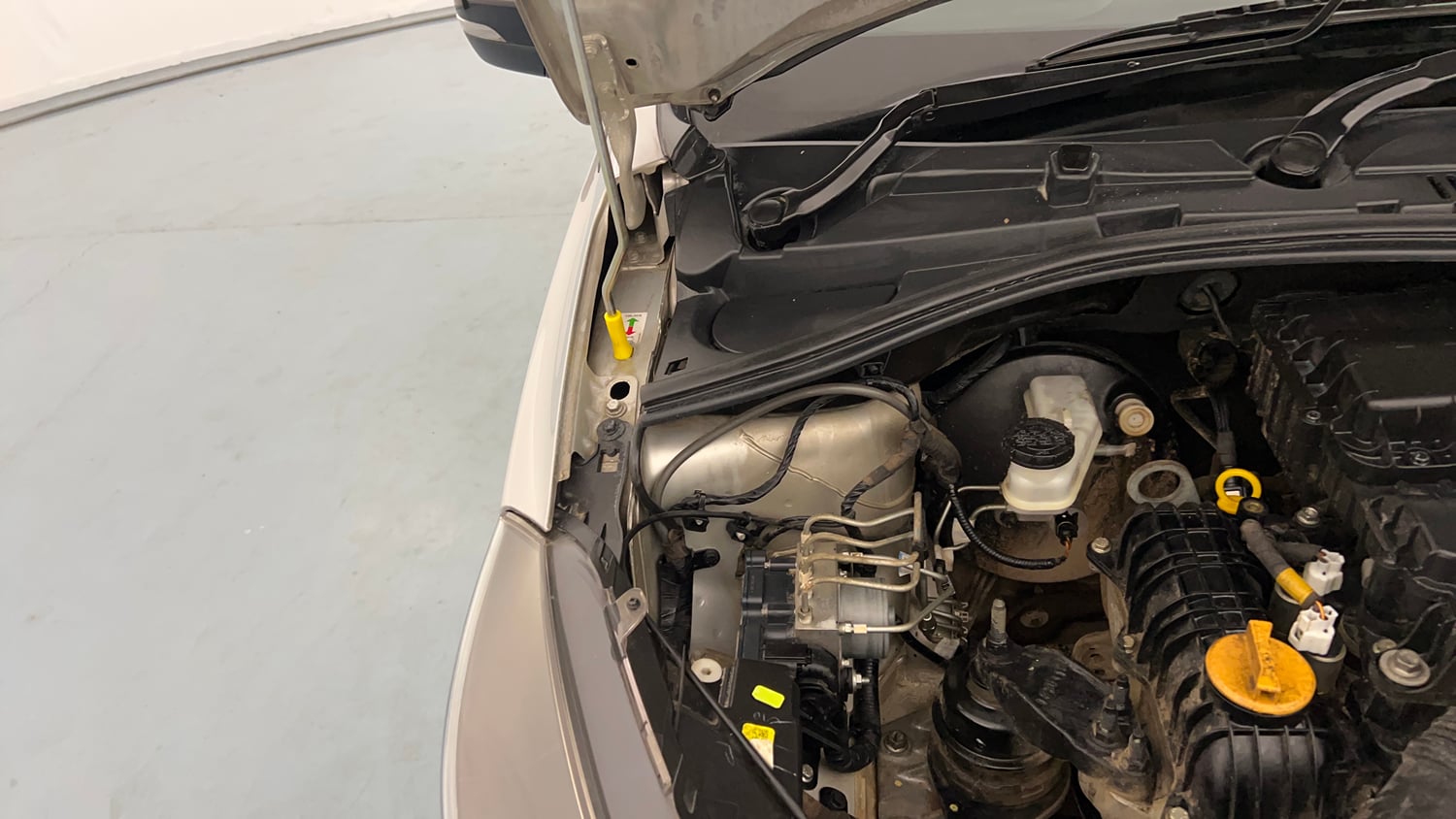 Used 2020 Tata Tiago XZA Plus Petrol Automatic engine ENGINE RIGHT SIDE HINGE & APRON VIEW