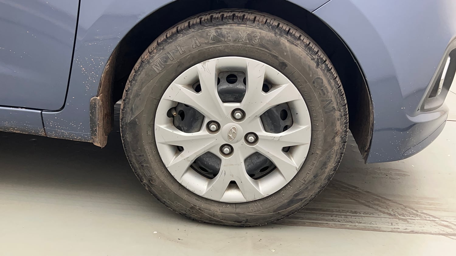 Used 2014 Hyundai Grand i10 Magna 1.2 Kappa VTVT Petrol Manual tyres RIGHT FRONT TYRE RIM VIEW
