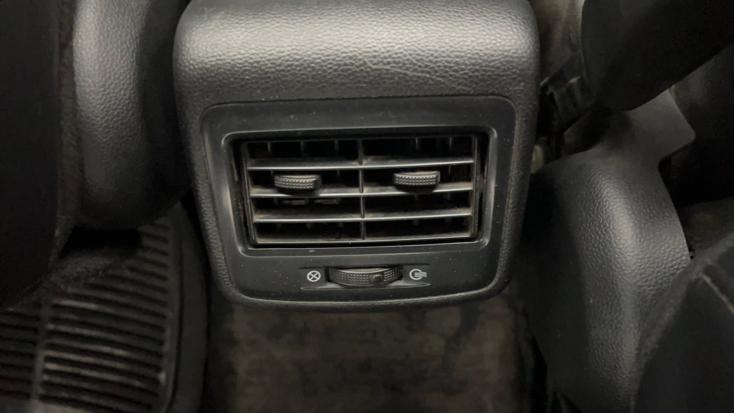 Used 2014 Hyundai Grand i10 Magna 1.2 Kappa VTVT Petrol Manual top_features 2nd row AC vent