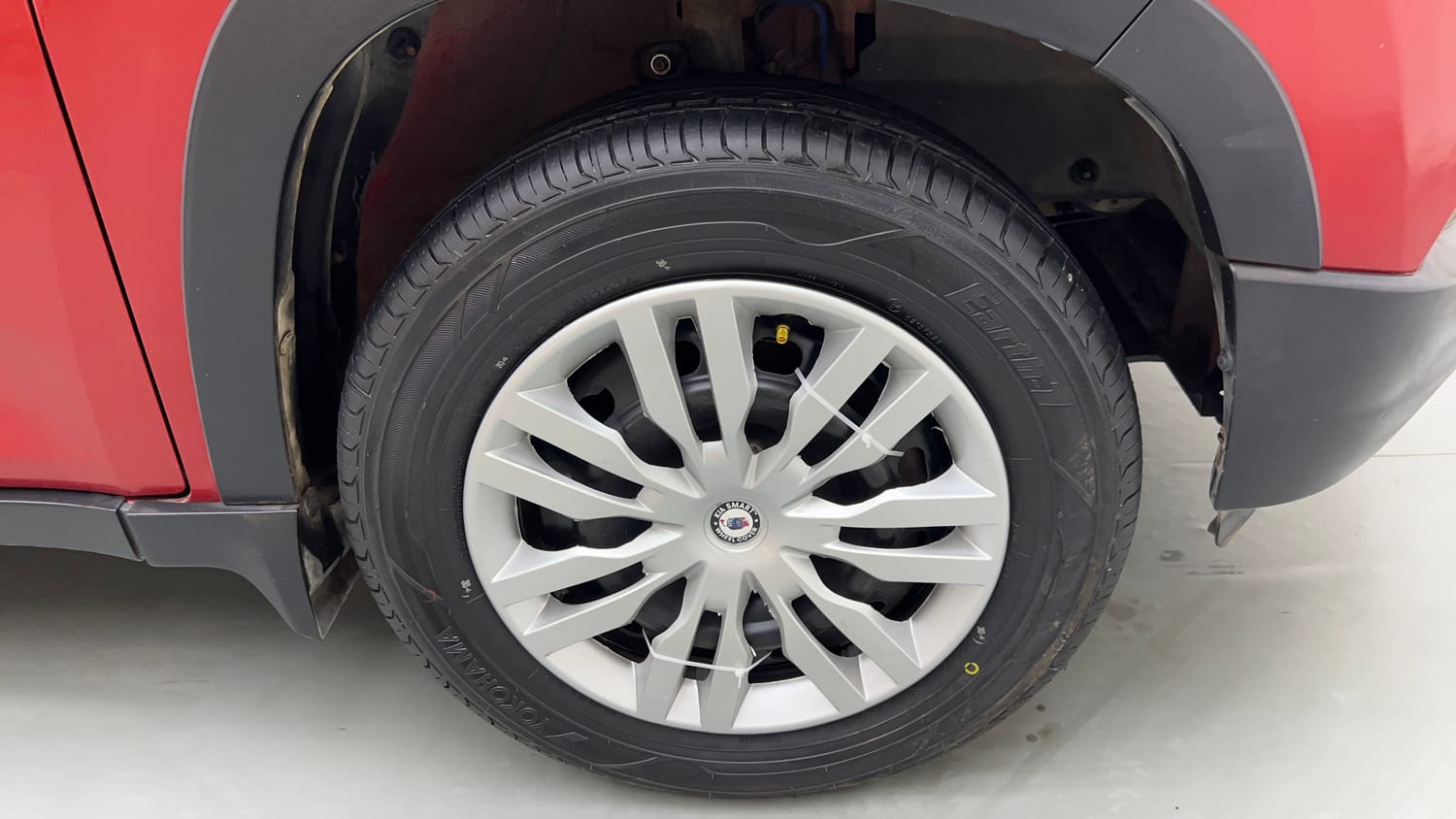 Used 2017 Mahindra KUV100 K4 Plus 6 STR Petrol Manual tyres RIGHT FRONT TYRE RIM VIEW