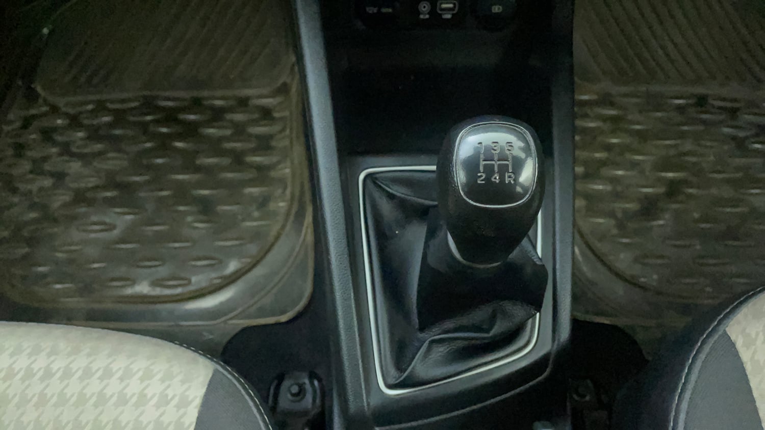 Used 2020 Hyundai Elite i20 Sportz Plus 1.2 Petrol Manual interior GEAR  KNOB VIEW