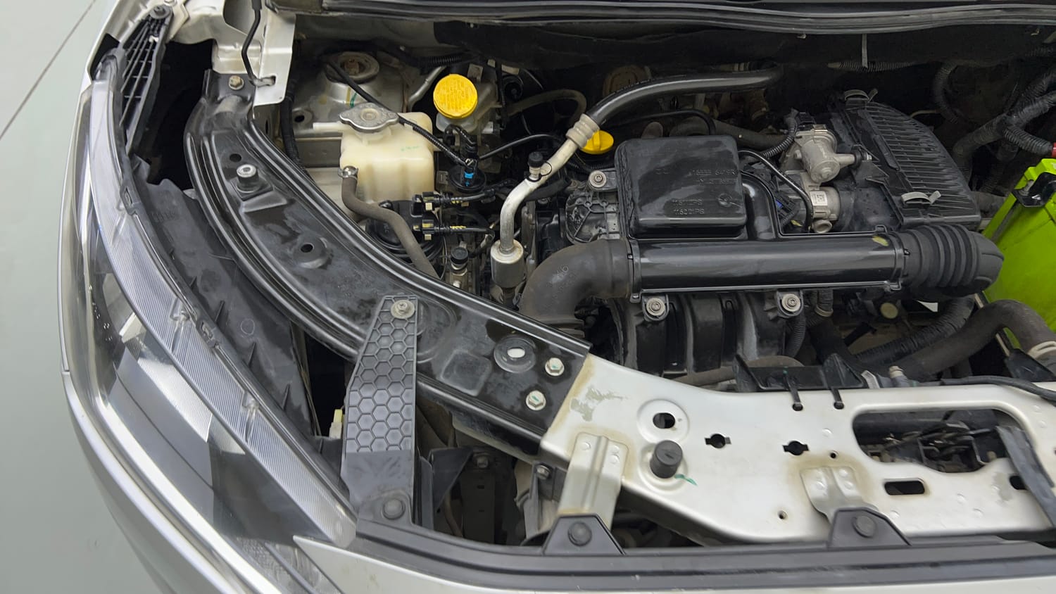 Used 2022 Nissan Magnite XV Executive Petrol Manual engine ENGINE RIGHT SIDE VIEW