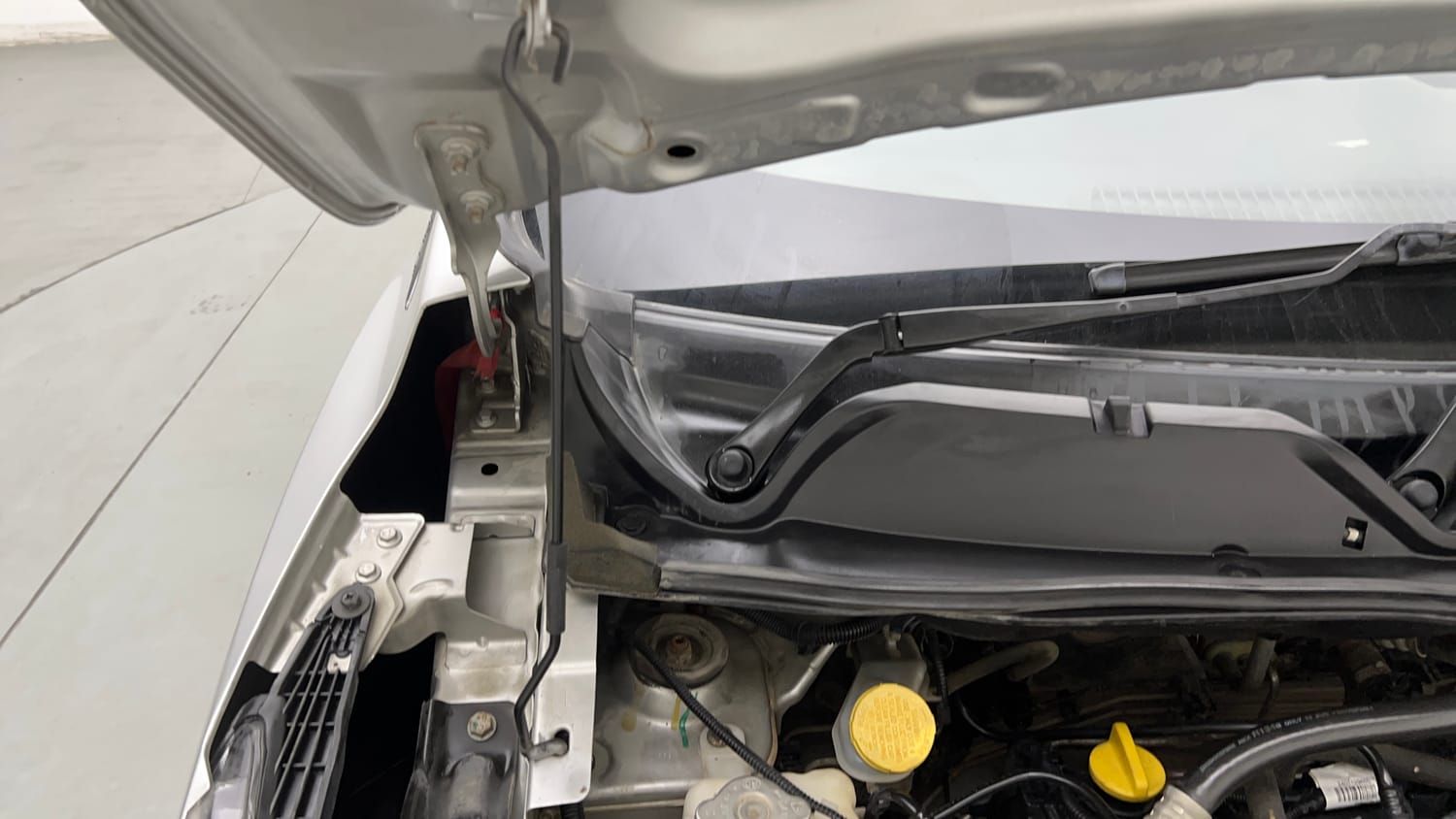 Used 2022 Nissan Magnite XV Executive Petrol Manual engine ENGINE RIGHT SIDE HINGE & APRON VIEW
