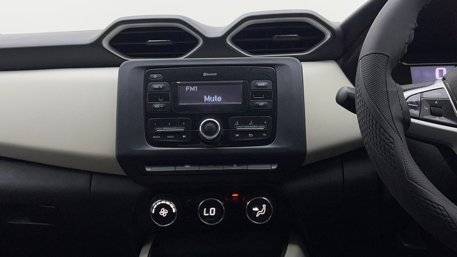 Used 2022 Nissan Magnite XV Executive Petrol Manual interior MUSIC SYSTEM & AC CONTROL VIEW