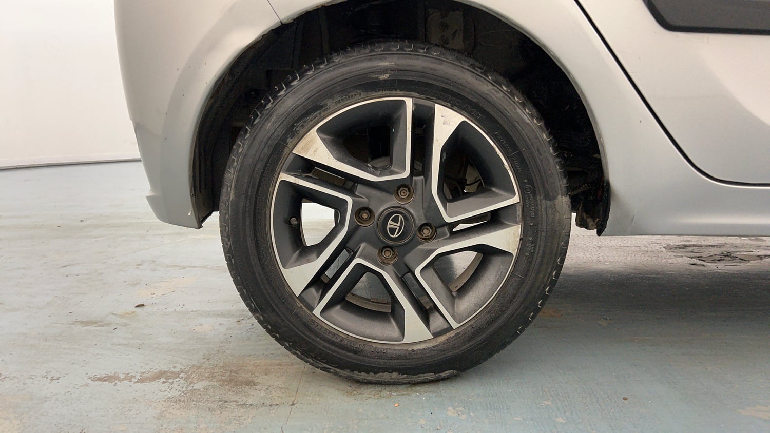 Used 2020 Tata Tiago XZA Plus Petrol Automatic tyres RIGHT REAR TYRE RIM VIEW