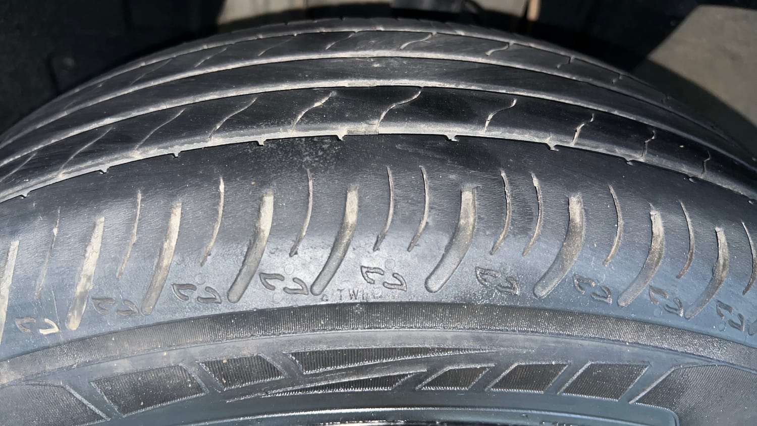 Used 2022 Nissan Magnite XV Executive Petrol Manual tyres LEFT FRONT TYRE TREAD VIEW