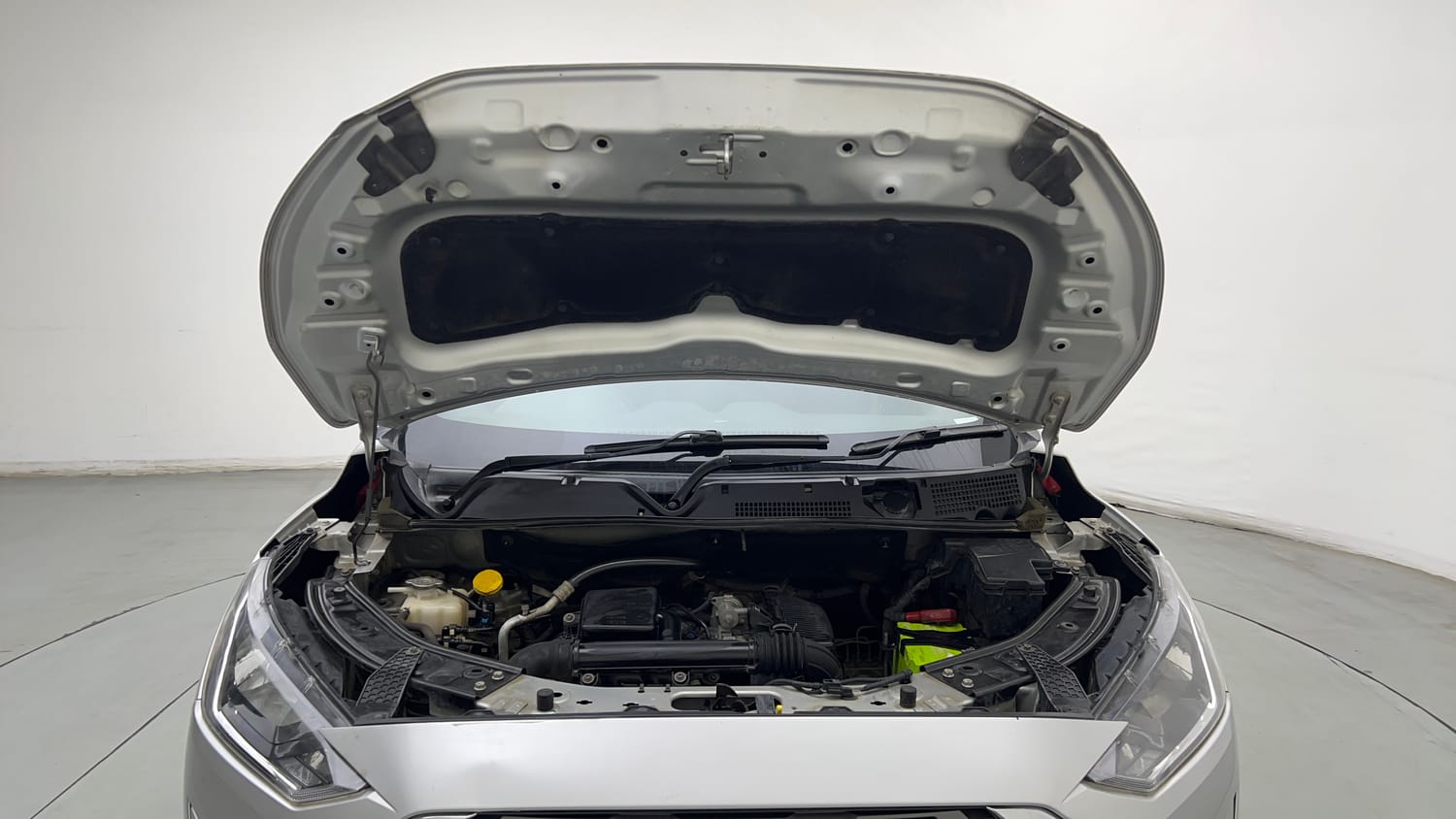 Used 2022 Nissan Magnite XV Executive Petrol Manual engine ENGINE & BONNET OPEN FRONT VIEW