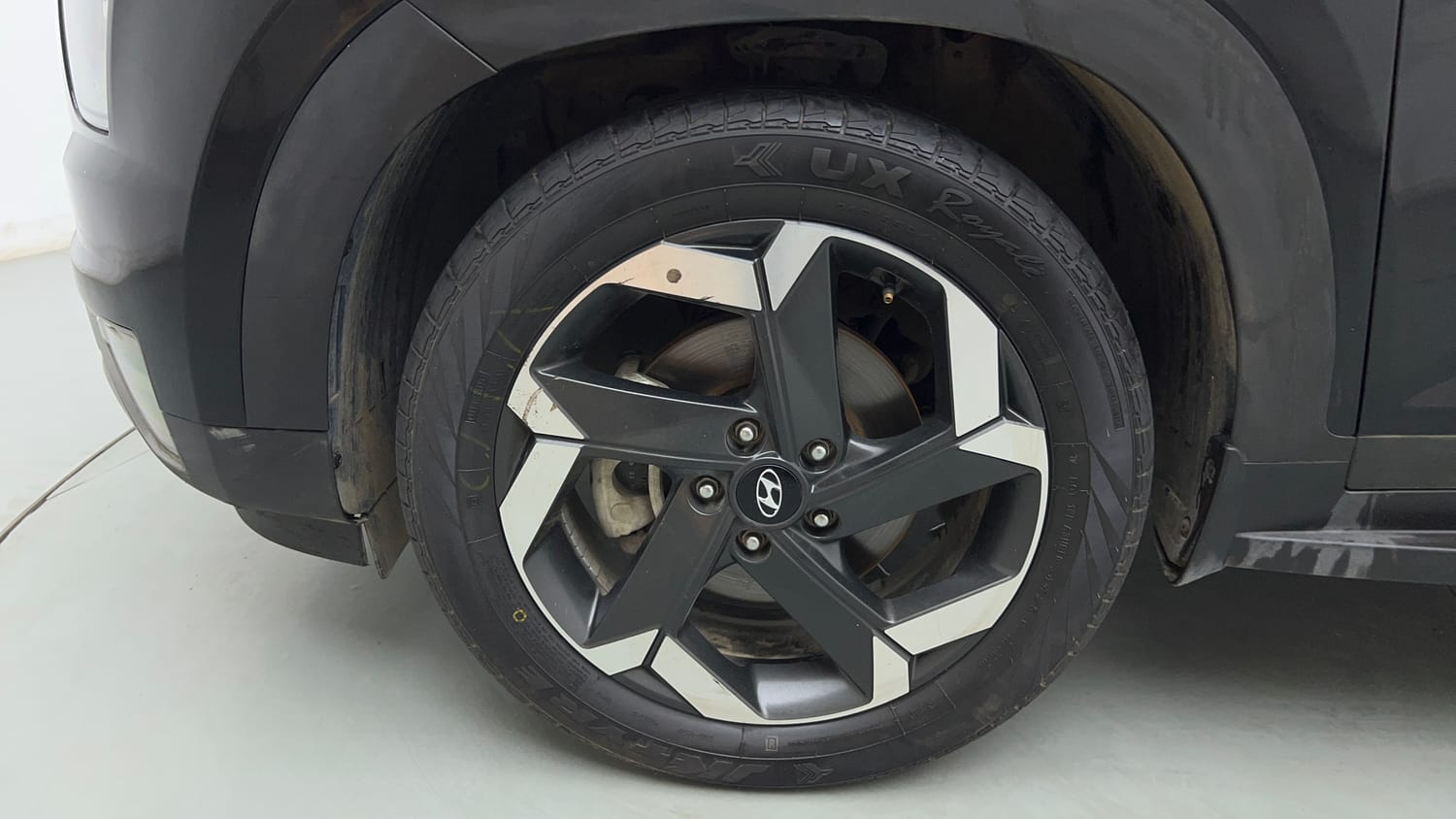 Used 2022 Hyundai Alcazar Signature (O) 7 Seater 1.5 Diesel AT Diesel Automatic tyres LEFT FRONT TYRE RIM VIEW