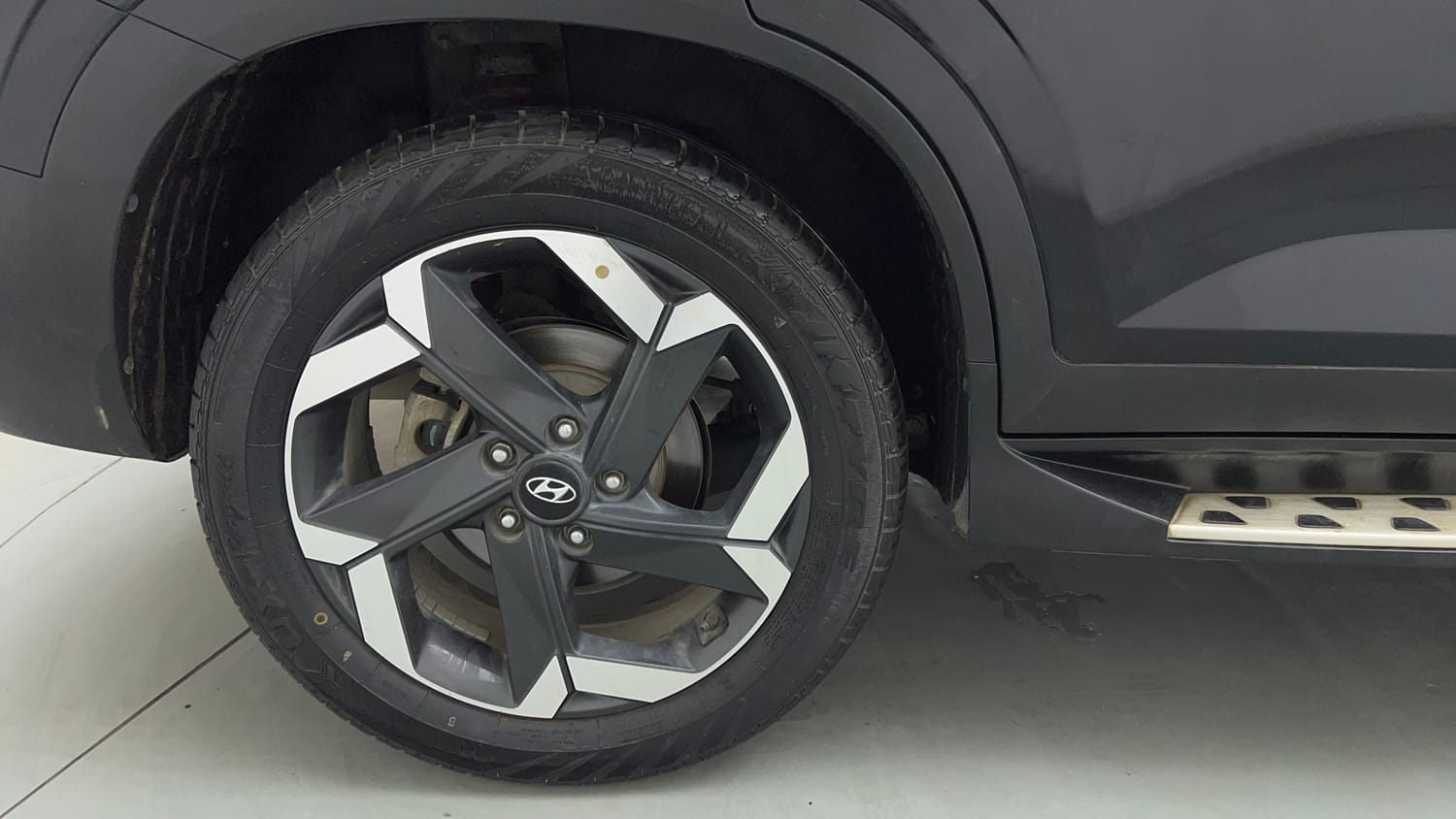 Used 2022 Hyundai Alcazar Signature (O) 7 Seater 1.5 Diesel AT Diesel Automatic tyres RIGHT REAR TYRE RIM VIEW