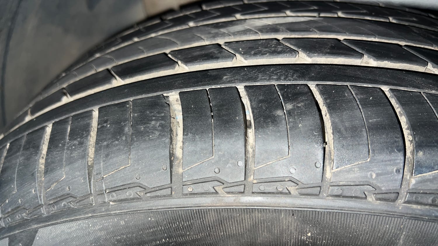 Used 2022 Hyundai Alcazar Signature (O) 7 Seater 1.5 Diesel AT Diesel Automatic tyres LEFT FRONT TYRE TREAD VIEW