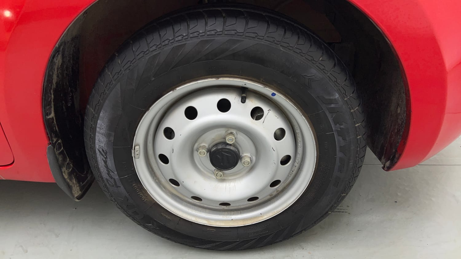Used 2023 Maruti Suzuki Swift LXi Petrol Manual tyres RIGHT FRONT TYRE RIM VIEW