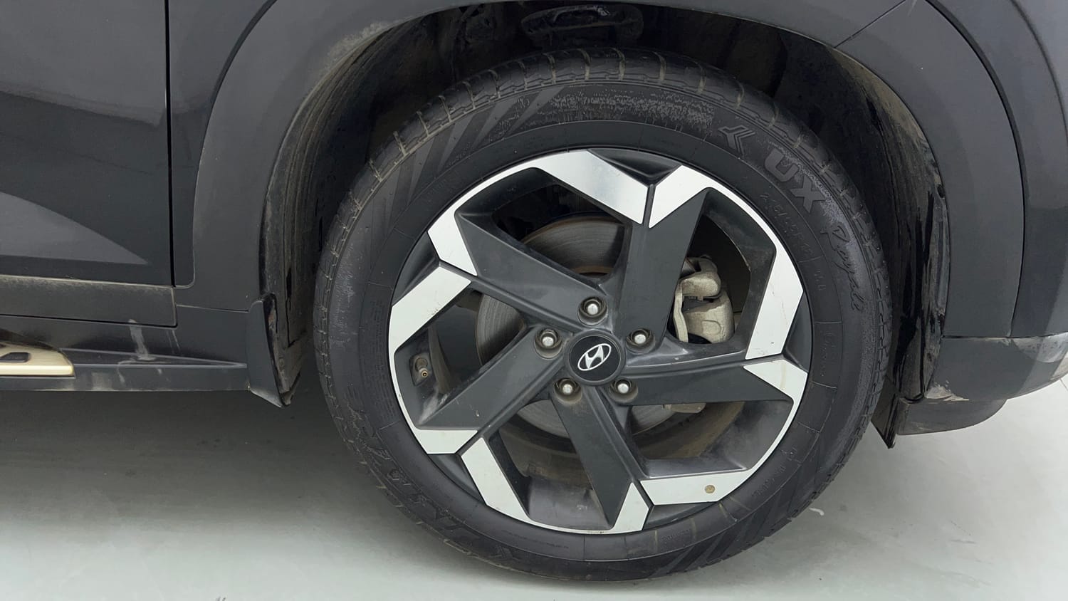 Used 2022 Hyundai Alcazar Signature (O) 7 Seater 1.5 Diesel AT Diesel Automatic tyres RIGHT FRONT TYRE RIM VIEW