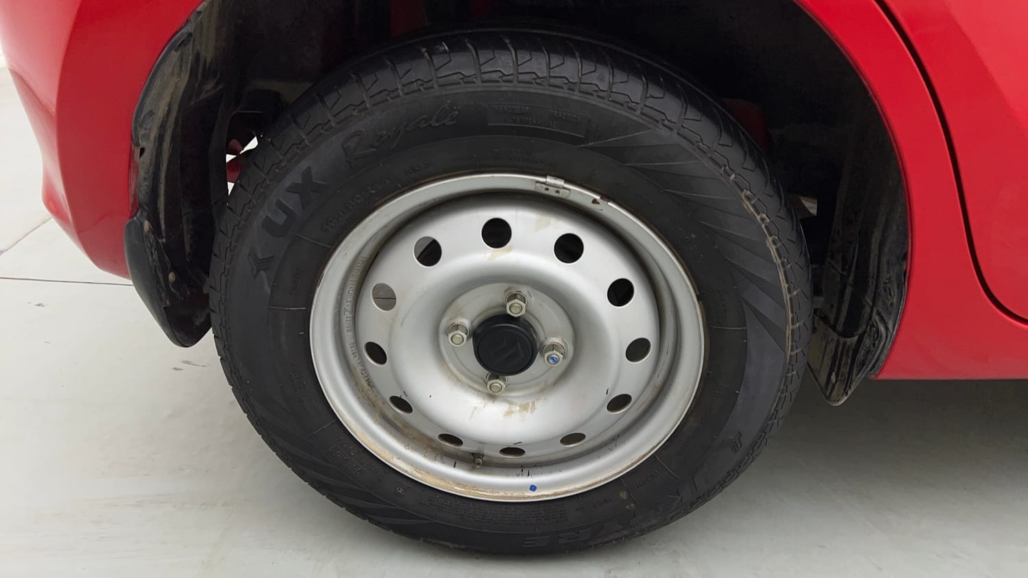 Used 2023 Maruti Suzuki Swift LXi Petrol Manual tyres RIGHT REAR TYRE RIM VIEW