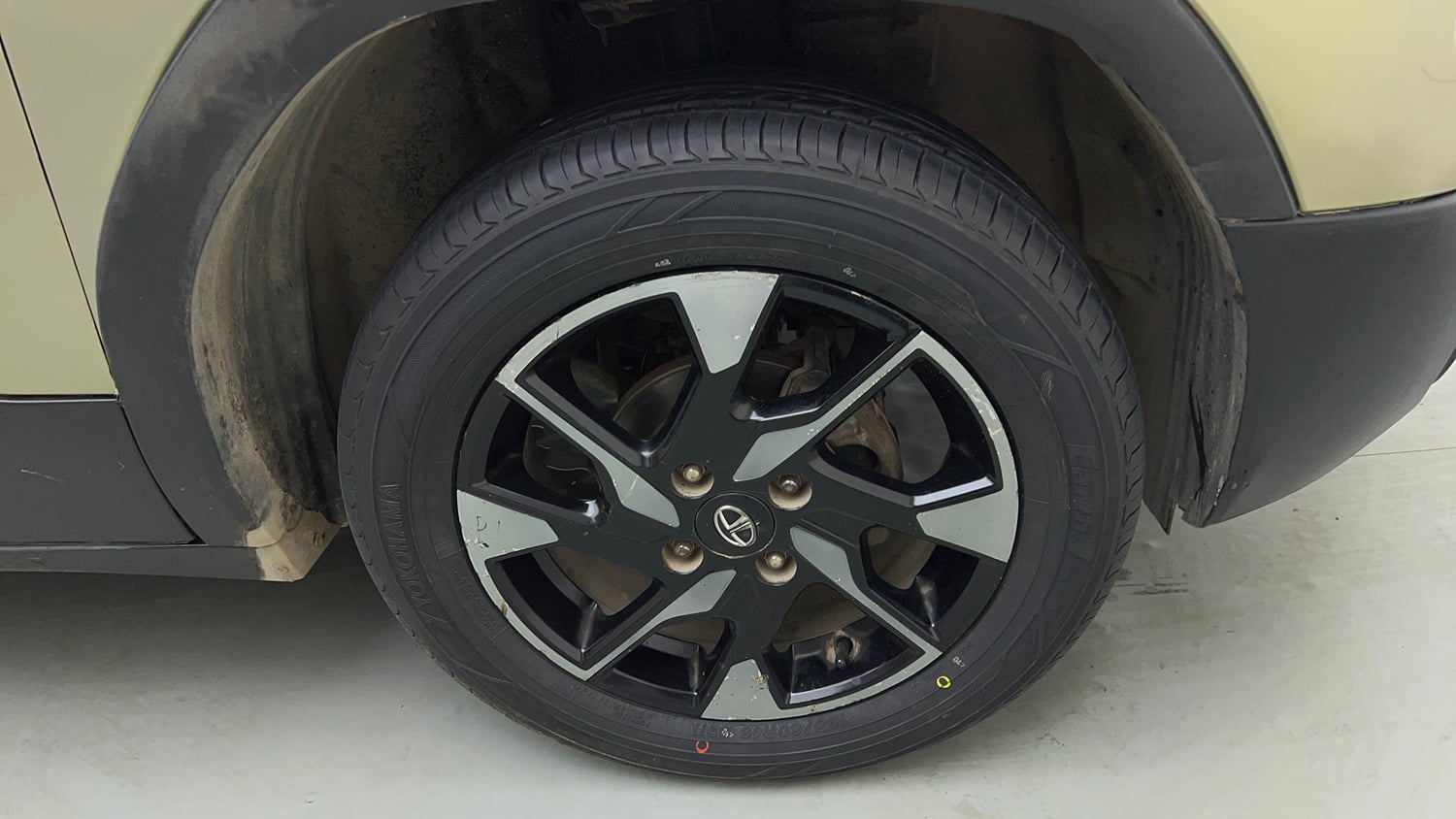 Used 2022 Tata Punch Kaziranga Creative AMT Petrol Automatic tyres RIGHT FRONT TYRE RIM VIEW