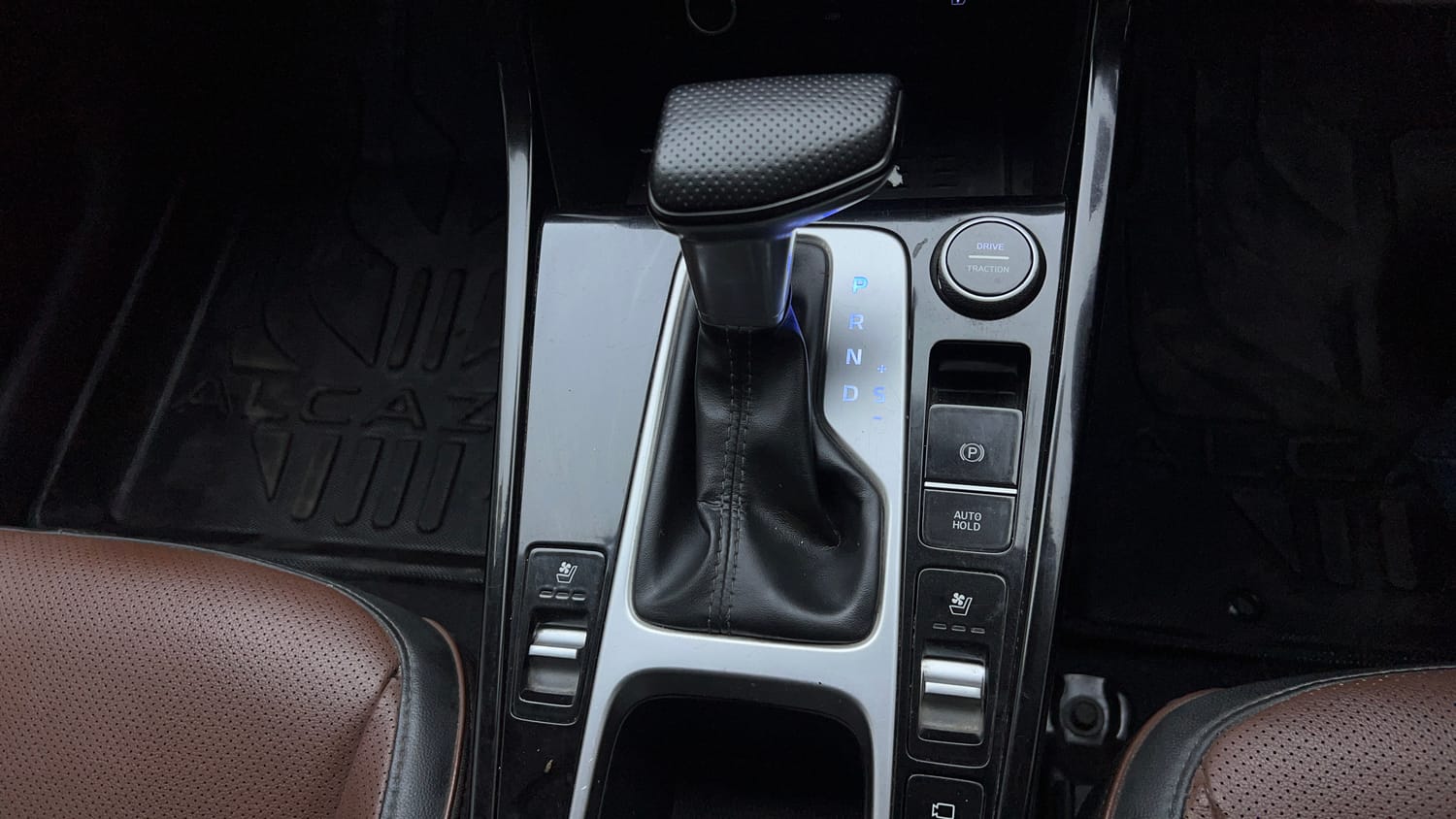 Used 2022 Hyundai Alcazar Signature (O) 7 Seater 1.5 Diesel AT Diesel Automatic interior GEAR  KNOB VIEW