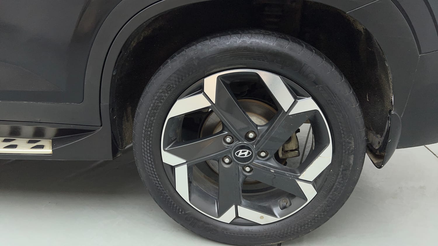 Used 2022 Hyundai Alcazar Signature (O) 7 Seater 1.5 Diesel AT Diesel Automatic tyres LEFT REAR TYRE RIM VIEW