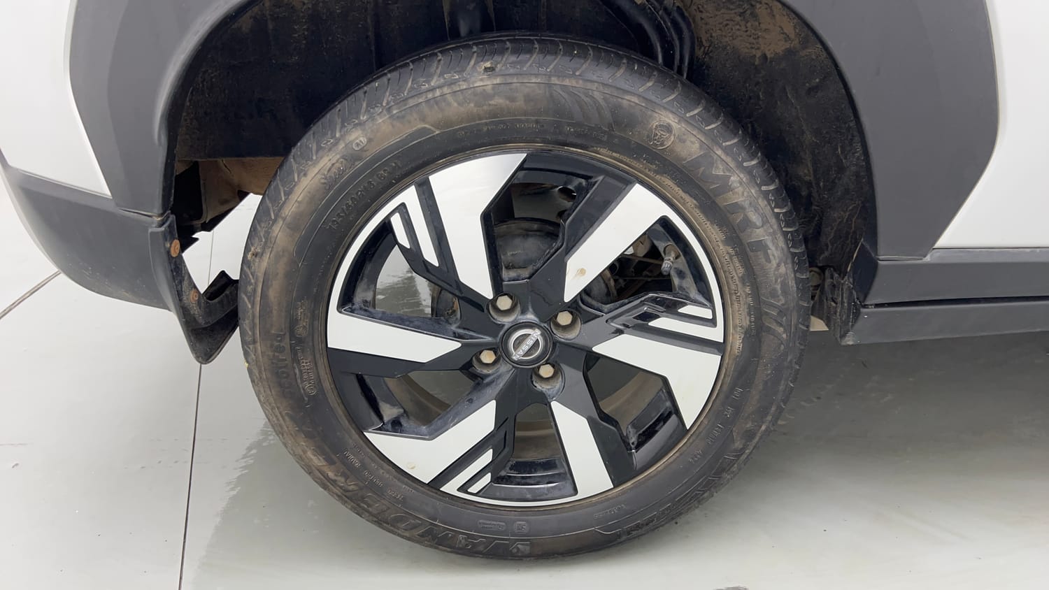 Used 2024 Nissan Magnite Tekna Plus B4D 1.0 Petrol AMT Dual Tone Petrol Automatic tyres RIGHT REAR TYRE RIM VIEW