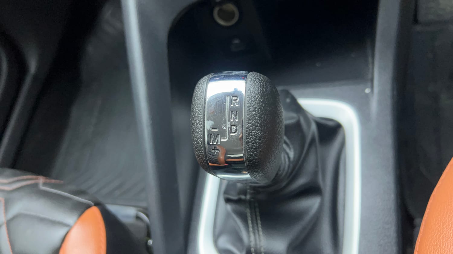 Used 2024 Nissan Magnite Tekna Plus B4D 1.0 Petrol AMT Dual Tone Petrol Automatic interior GEAR  KNOB VIEW