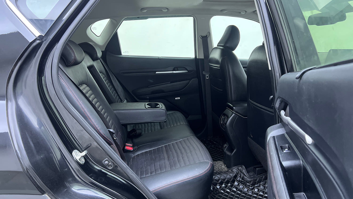 Used 2022 Kia Sonet GTX Plus 1.0 iMT Petrol Manual interior RIGHT SIDE REAR DOOR CABIN VIEW