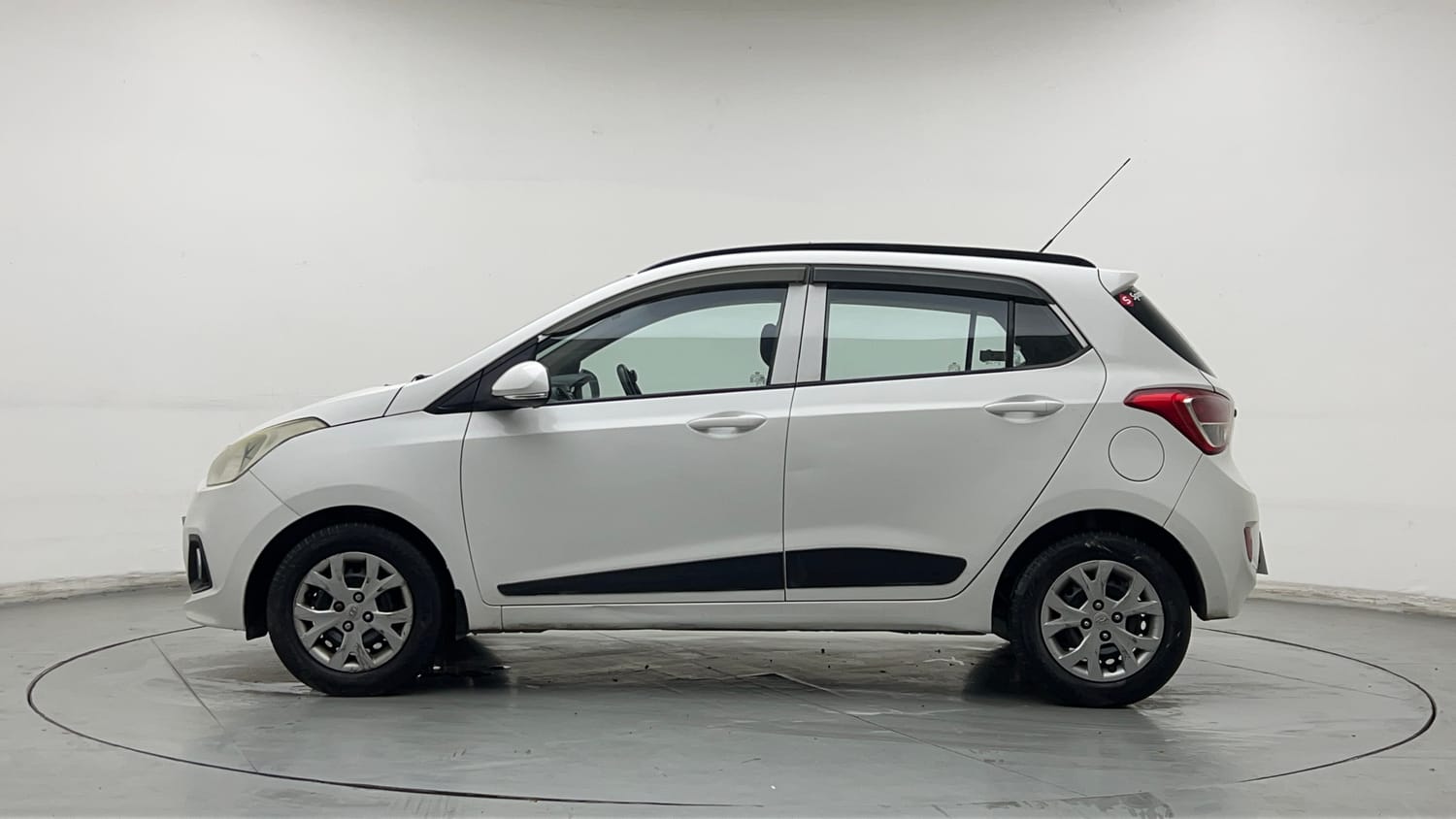 Used 2015 Hyundai Grand i10 Sportz 1.2 Kappa VTVT Petrol Manual exterior LEFT SIDE VIEW