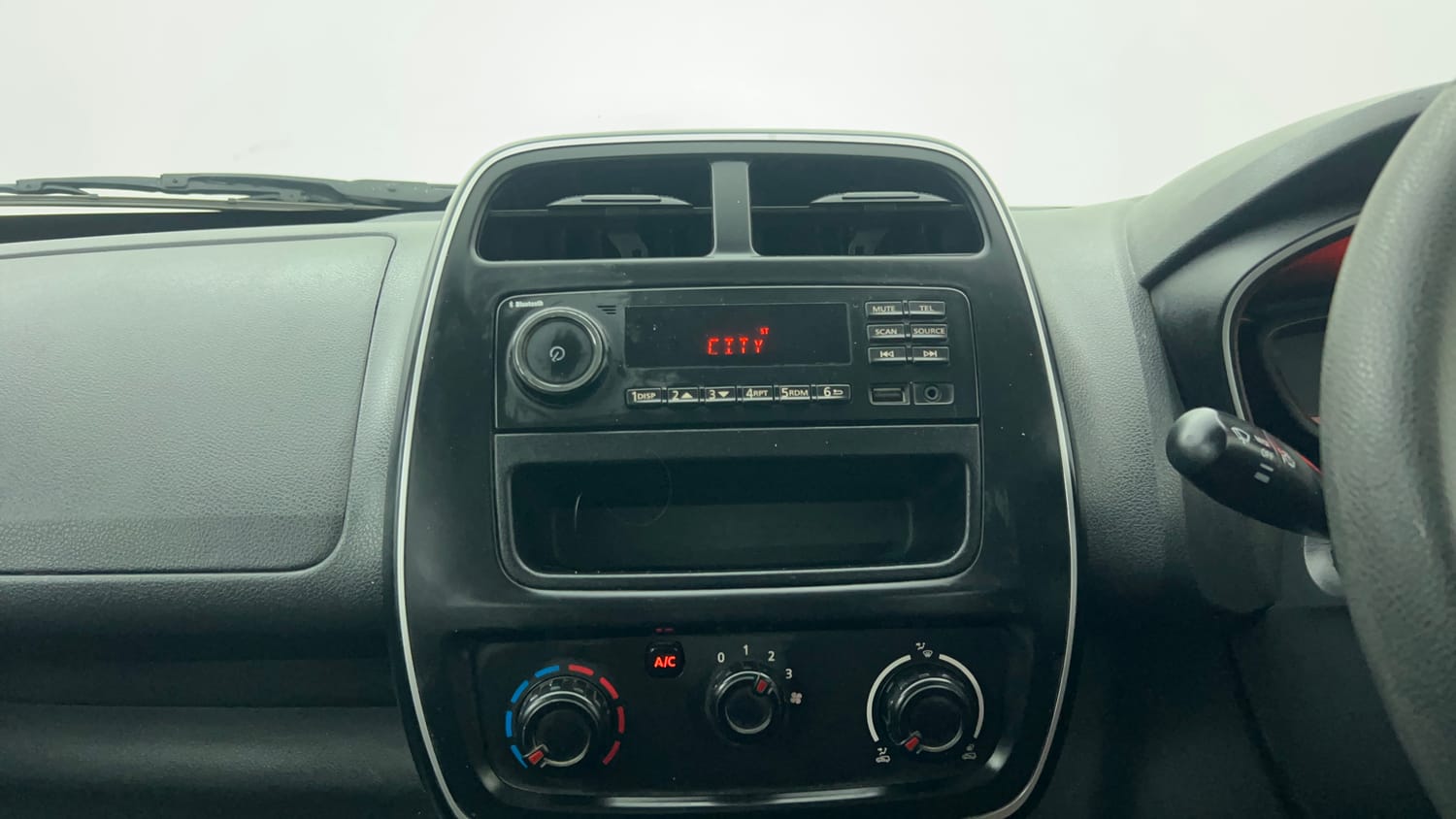 Used 2016 Renault Kwid RXT Petrol Manual interior MUSIC SYSTEM & AC CONTROL VIEW