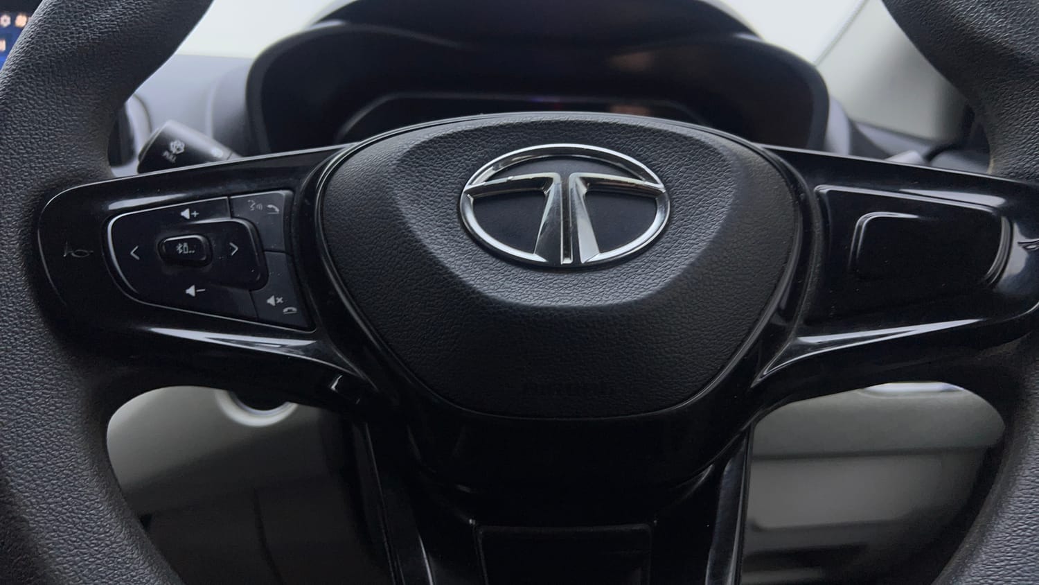 Used 2023 Tata Nexon XZ Plus Petrol Manual top_features Airbags