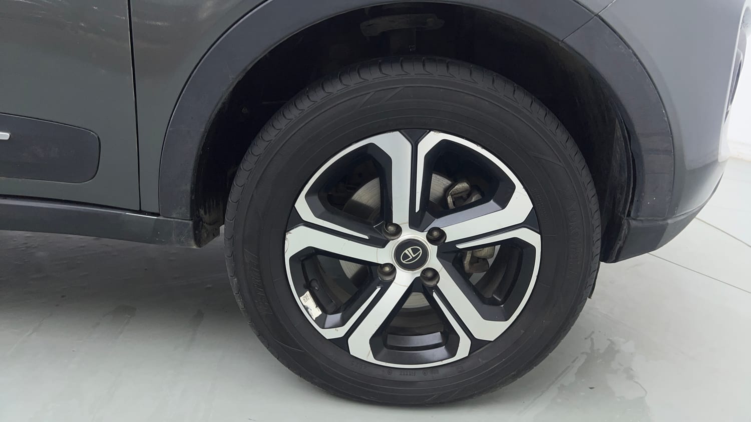 Used 2023 Tata Nexon XZ Plus Petrol Manual tyres RIGHT FRONT TYRE RIM VIEW