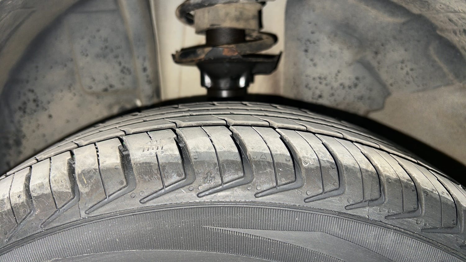 Used 2016 Renault Kwid RXT Petrol Manual tyres LEFT FRONT TYRE TREAD VIEW