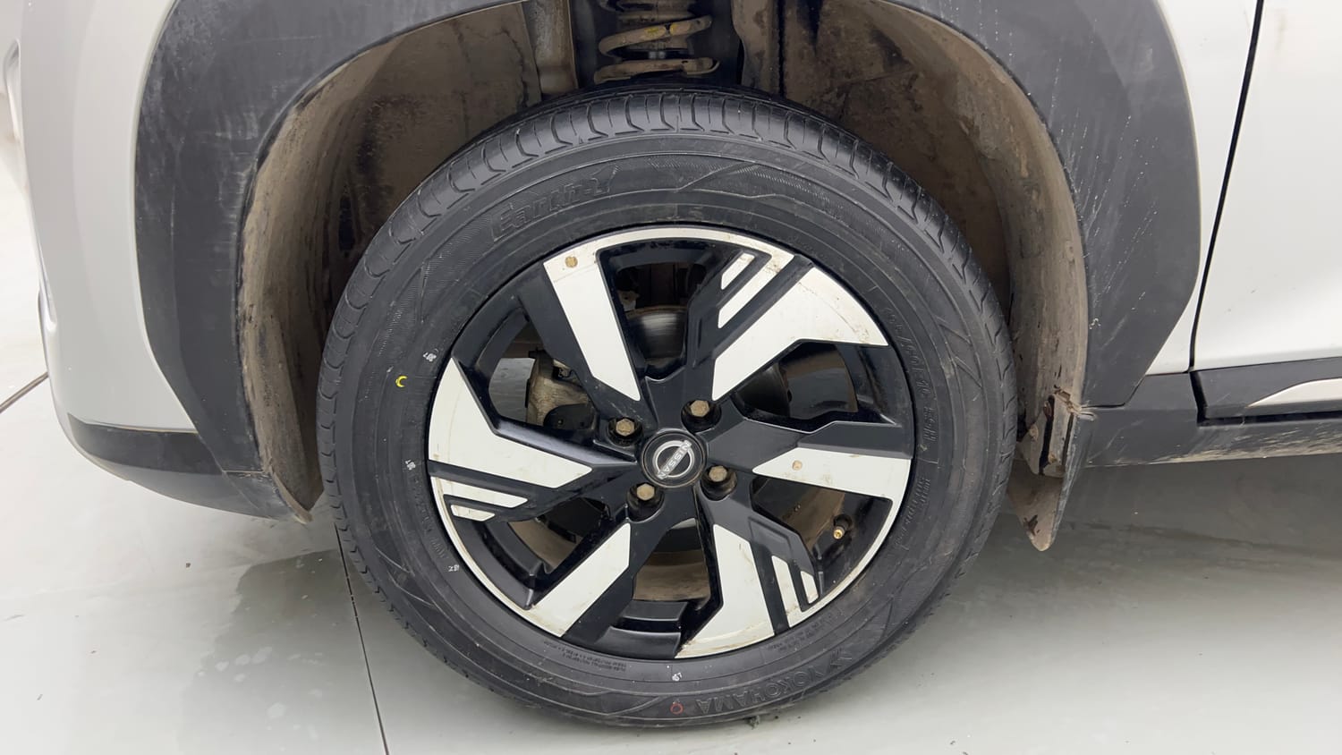 Used 2024 Nissan Magnite Tekna Plus B4D 1.0 Petrol AMT Dual Tone Petrol Automatic tyres LEFT FRONT TYRE RIM VIEW