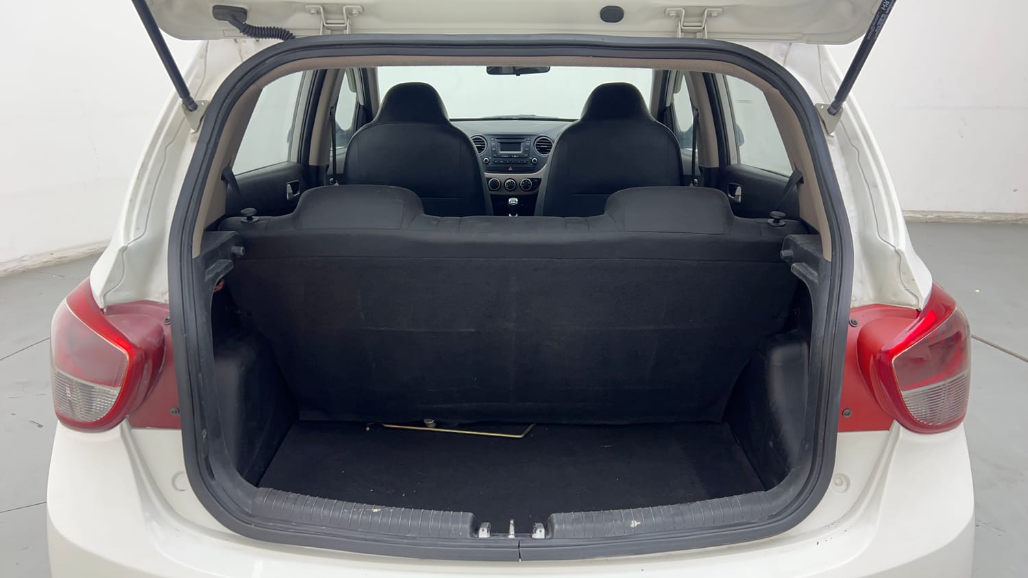 Used 2015 Hyundai Grand i10 Sportz 1.2 Kappa VTVT Petrol Manual interior DICKY INSIDE VIEW