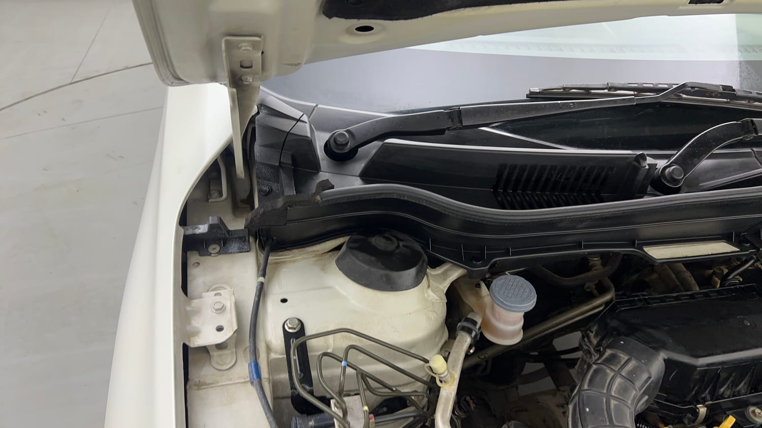 Used 2020 Maruti Suzuki Vitara Brezza ZXi AT SHVS Petrol Automatic engine ENGINE RIGHT SIDE HINGE & APRON VIEW