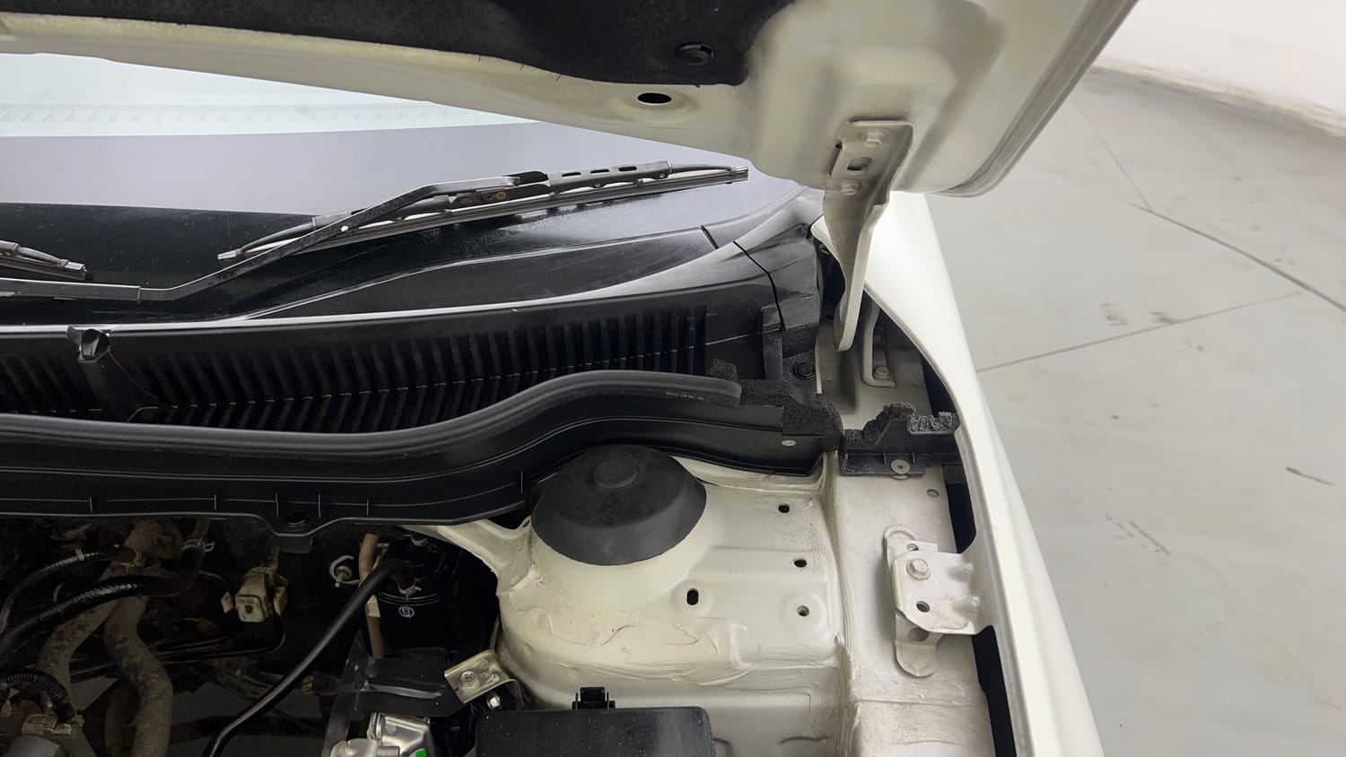 Used 2020 Maruti Suzuki Vitara Brezza ZXi AT SHVS Petrol Automatic engine ENGINE LEFT SIDE HINGE & APRON VIEW