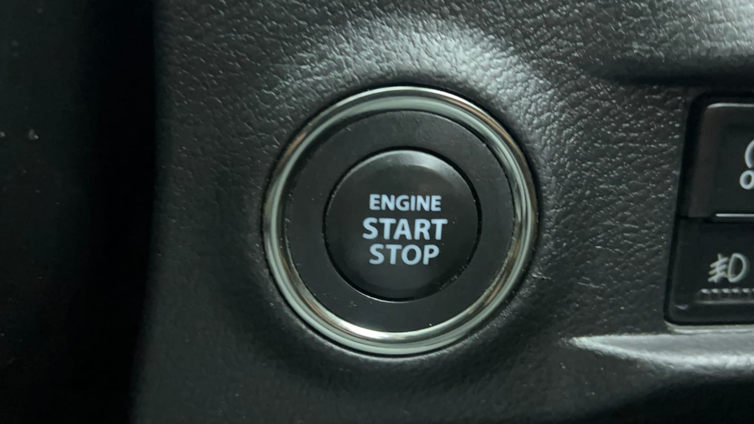 Used 2020 Maruti Suzuki Vitara Brezza ZXi AT SHVS Petrol Automatic top_features Keyless start