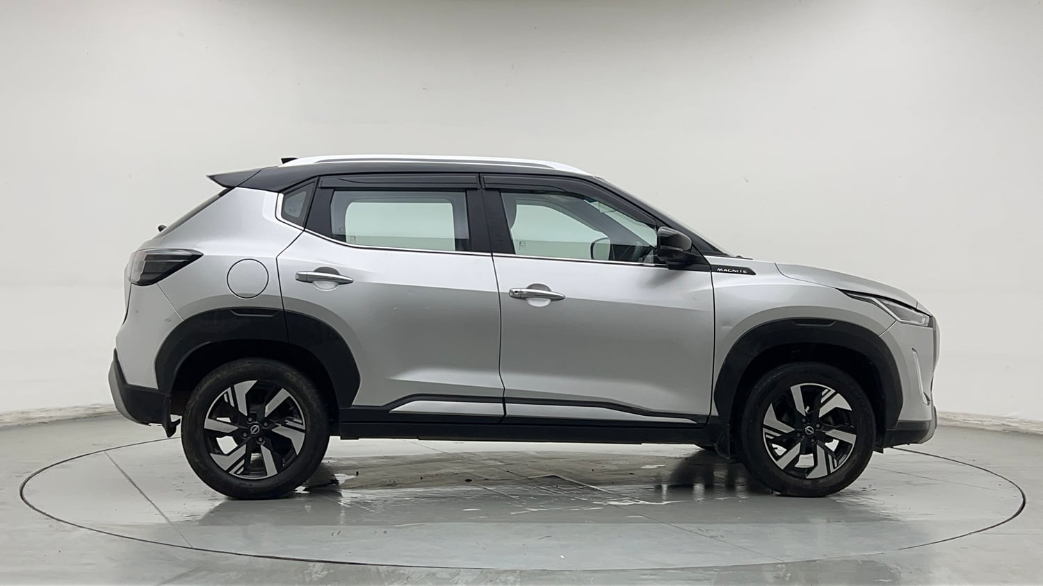 Used 2024 Nissan Magnite Tekna Plus B4D 1.0 Petrol AMT Dual Tone Petrol Automatic exterior RIGHT SIDE VIEW
