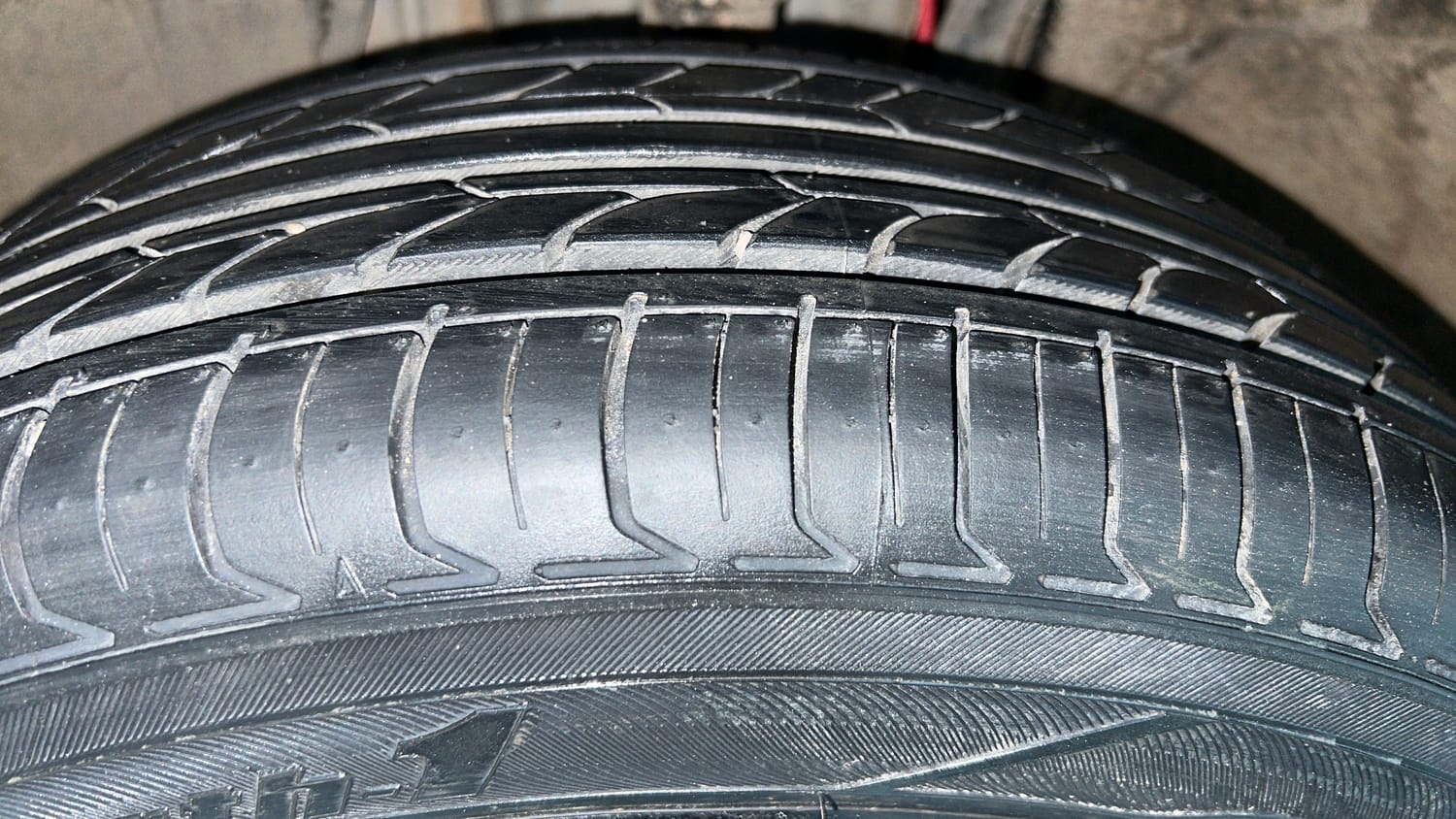 Used 2024 Nissan Magnite Tekna Plus B4D 1.0 Petrol AMT Dual Tone Petrol Automatic tyres LEFT FRONT TYRE TREAD VIEW